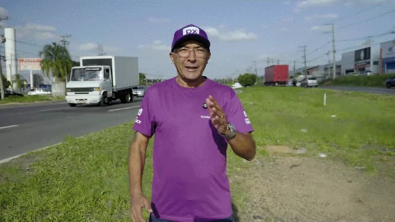 Instrutor da Academia PX ao lado de caminhão na estrada