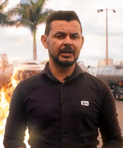 Instrutor da Academia PX diante de um caminhão-tanque em chamas controladas