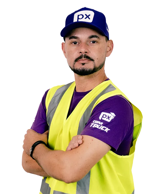 Instrutor da Academia PX de colete refletivo e boné, com os braços cruzados